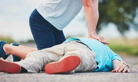 Hồi sinh một người bị ngưng tim như thế nào?