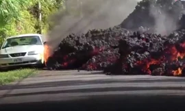 Dòng dung nham đỏ rực tràn ra đường 'nuốt trọn' xe hơi ở Hawaii