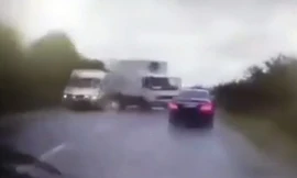 Kinh hoàng giây phút xe chở Tổng thống Moldova bị đâm