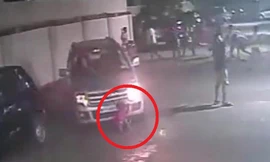 Bị ô tô cán qua người, bé trai lập tức đứng dậy chạy đi chơi