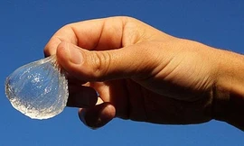 Vỏ chai nước có thể ăn được sẽ thay thế chai nhựa