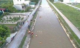 Người dân Hà Nội đổ xô đi tắm mương giải nhiệt