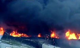 Nổ nhà máy hóa chất, Melbourne chìm trong khói độc