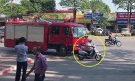 Người phụ nữ chạy xe Lead 'hồn nhiên' tạt đầu xe cứu hỏa ở Hà Nội