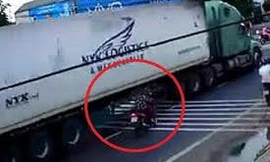 Nữ 'ninja' sang đường kiểu cảm tử, va vào container hút chết