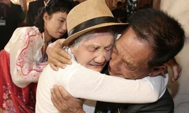 Nước mắt phòng kín: Điều chưa từng có trong lịch sử đoàn tụ Hàn-Triều