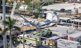 Cận cảnh cây cầu gần 1.000 tấn đổ sập và đè bẹp hàng loạt ô tô ở Mỹ