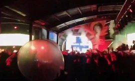 Hình ảnh thanh niên sử dụng bóng cười trong lễ hội âm nhạc