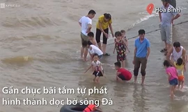 Nhiều bãi tắm mọc lên khi thủy điện Hòa Bình xả lũ