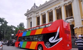 Khách nước ngoài đánh giá xe buýt hai tầng ở Hà Nội