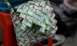 Tiền mất giá biến thành túi, mũ giấy ở Venezuela