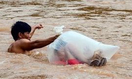 Cận cảnh học sinh Điện Biên chui túi nilon vượt suối lũ tới trường