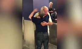 Cảm động cảnh con trai 53 tuổi bị Down gặp lại bố sau 1 tuần xa cách