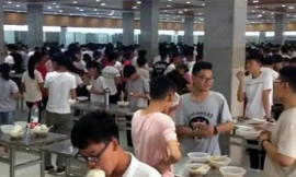 Nội quy lạ đời: Trường bắt học sinh đứng ăn để dành thời gian học