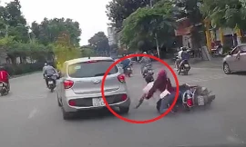 Ô tô huých ngã xe máy rồi bỏ đi gây phẫn nộ
