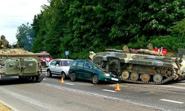 Thiết giáp Belarus mất lái, đè bẹp ôtô trên cao tốc