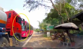  Xe khách lấn làn, vượt ẩu ngay khúc cua bị xe bồn chặn đầu, thi gan
