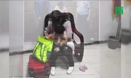 Mẹ bán con 2 tuổi lấy tiền mua mỹ phẩm