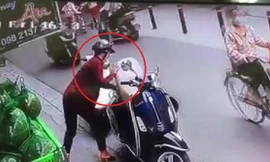Hai phụ nữ đi Spacy trộm đồ trong cốp xe máy trên phố