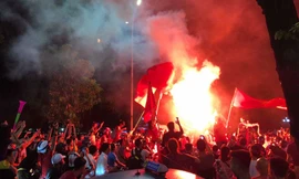 CĐV đốt pháo sáng chạy khắp phố Hà Nội mừng chiến thắng Olympic