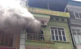 Cháy nhà 5 tầng, trèo thang chuyên dụng phá cửa dập lửa