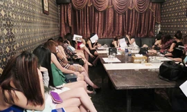 Cảnh sát đồng loạt kiểm tra nhiều khách sạn, quán karaoke ở Sài Gòn