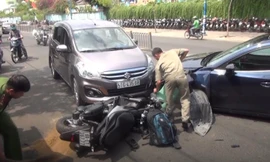 Ôtô nổ lốp tông liên hoàn, hai người bị thương