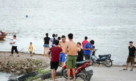 Bến đò sông Hồng thành bãi tắm ngày hè ở Hà Nội