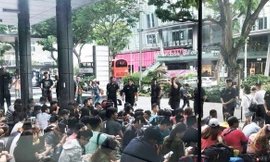 Hàng trăm người ùa vào Apple Store Singapore mua iPhone XS