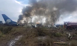 Hiện trường rơi máy bay Mexico chở 101 người