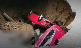 'Hố tử thần' nuốt trọn 2 ô tô đang đi trên phố