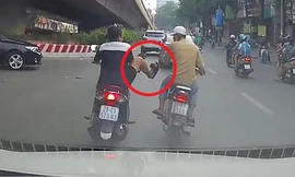 Sang đường 'ngáo ngơ', nam thanh niên bị cô gái tung cước dằn mặt