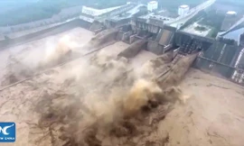 Rợn tóc gáy xem đập thủy điện Trung Quốc xả lũ