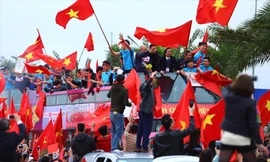 HLV Park Hang-seo tung hoa, cầu thủ vẫy cờ trước 'biển người rực đỏ'