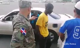 Kỷ lục gây sốc: Ô tô 5 chỗ nhồi nhét tới... 18 người 