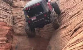 Người đàn ông Mỹ lái ôtô trên vách đá dốc 90 độ