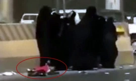 Cảnh hiếm thấy ở Ả Rập Xê Út: Nhóm phụ nữ mải đánh nhau làm rơi con