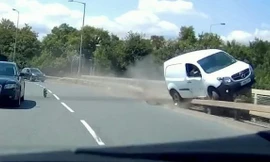 Chứng kiến ô tô trượt dài trên đường, nữ sinh thi sát hạch khóc thét