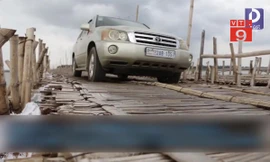 Kỳ lạ cây cầu tre mỏng manh chịu được sức nặng của hàng trăm ô tô