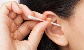 Thói quen dùng tăm bông lấy ráy tai gây hại ra sao?