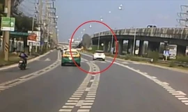 Tài xế ôtô chết hụt vì khối bê tông khổng lồ từ trên trời rơi xuống