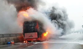 Xe khách giường nằm cháy ngùn ngụt trên quốc lộ 1A