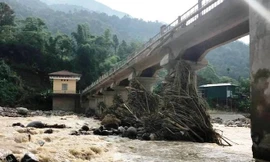 Người dân tìm tài sản sau mưa lũ Yên Bái