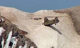 Trực thăng Mỹ neo mình trên vách núi cứu người mắc kẹt