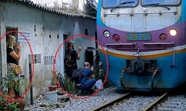 Khách Tây liều mạng lao ra sát đường sắt ở Việt Nam để chụp ảnh