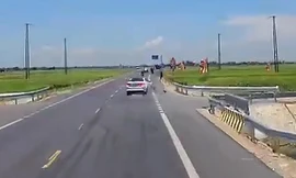 Ô tô tông người điều khiển xe máy bay xuống ruộng