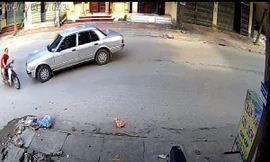 Xe máy qua đường bị ôtô tông bay vào vỉa hè: Ai đúng, ai sai?