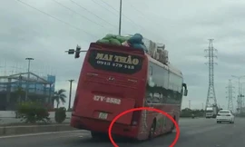 Xe khách giường nằm nghiêng ngả như sắp đổ vẫn lao vun vút trên đường