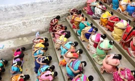 Choáng với cảnh hàng trăm phụ nữ quỳ gối ăn cơm trộn cát