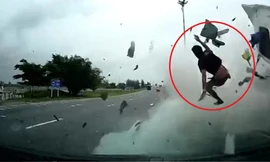 Tài xế bay khỏi cabin xe tải trong tai nạn thảm khốc